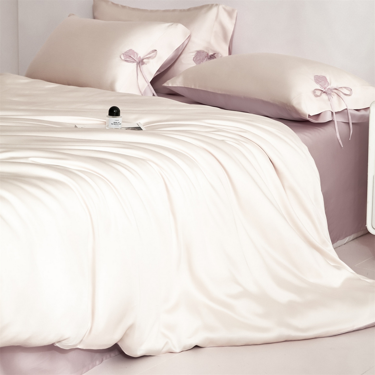 91家纺网 家纺一手货源 找家纺 DC 2026新款天丝玫瑰压线抽绳四件套--日落玫瑰系列 日落玫瑰-杏白+素粉