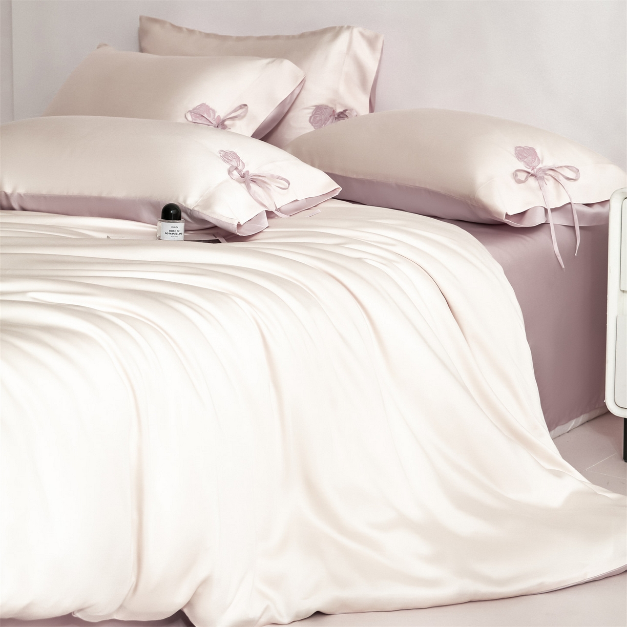 91家纺网 家纺一手货源 找家纺 DC 2026新款天丝玫瑰压线抽绳四件套--日落玫瑰系列 日落玫瑰-杏白+素粉