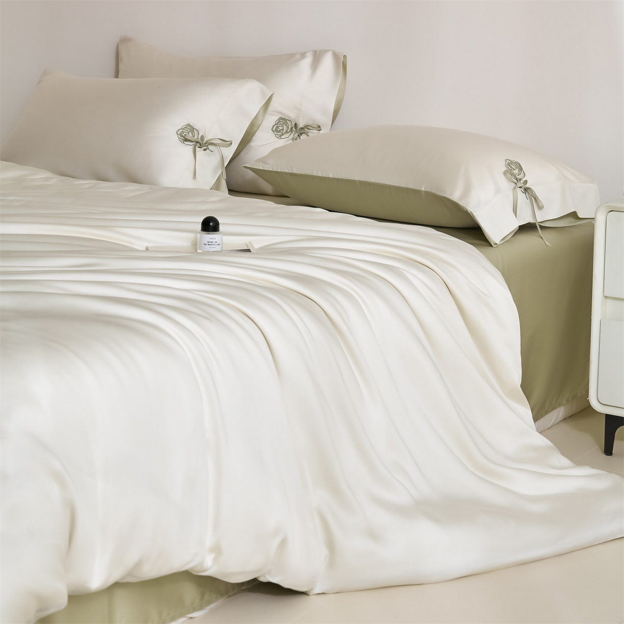 91家纺网 家纺一手货源 找家纺 DC 2026新款天丝玫瑰压线抽绳四件套--日落玫瑰系列 日落玫瑰-元气白桃+桉树绿