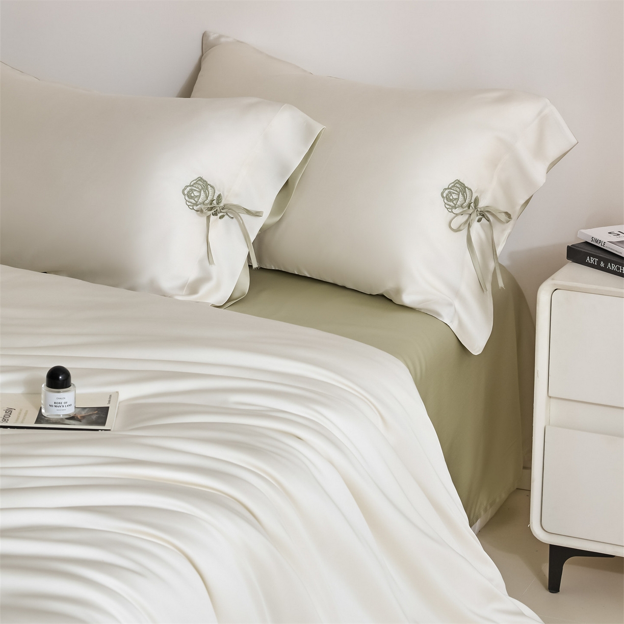 91家纺网 家纺一手货源 找家纺 DC 2026新款天丝玫瑰压线抽绳四件套--日落玫瑰系列 日落玫瑰-元气白桃+桉树绿