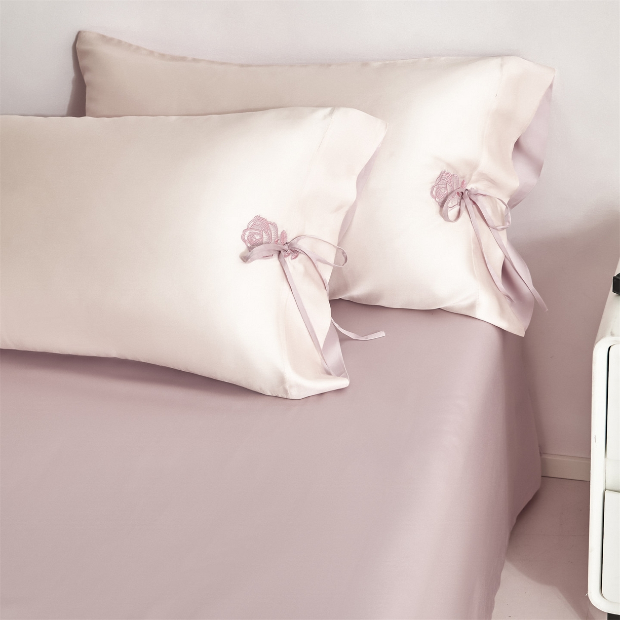 91家纺网 家纺一手货源 找家纺 DC 2026新款天丝玫瑰压线抽绳四件套--日落玫瑰系列 日落玫瑰-杏白+素粉