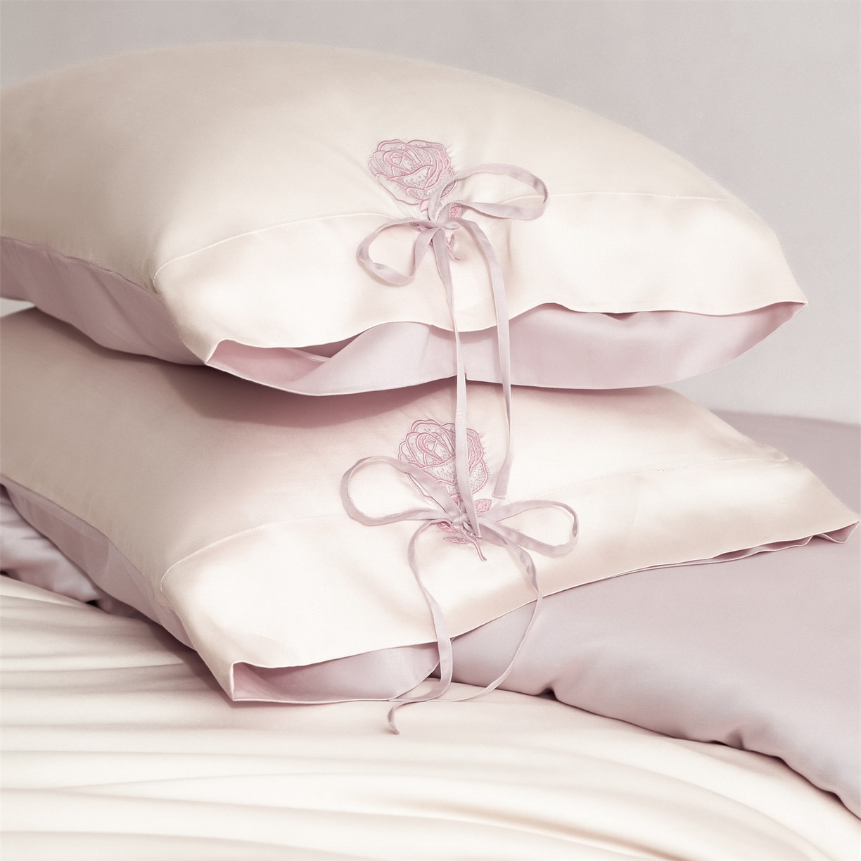 91家纺网 家纺一手货源 找家纺 DC 2026新款天丝玫瑰压线抽绳四件套--日落玫瑰系列 日落玫瑰-杏白+素粉