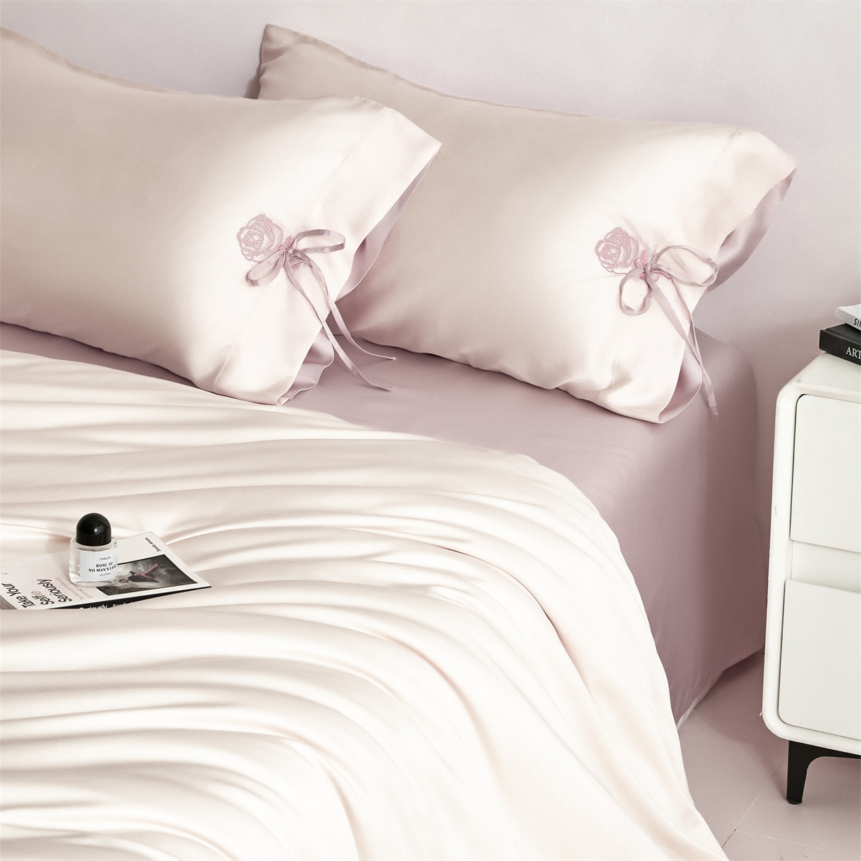 91家纺网 家纺一手货源 找家纺 DC 2026新款天丝玫瑰压线抽绳四件套--日落玫瑰系列 日落玫瑰-杏白+素粉