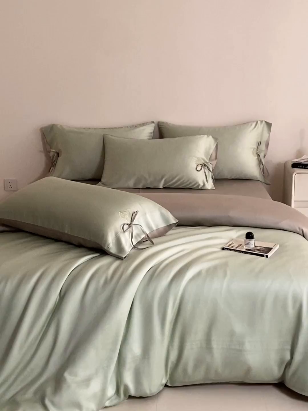 91家纺网 家纺一手货源 找家纺 DC 2026新款天丝玫瑰压线抽绳四件套--日落玫瑰系列 日落玫瑰-亚丁绿+冰川灰