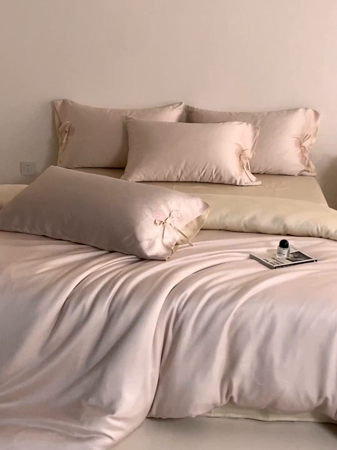 91家纺网 家纺一手货源 找家纺 DC 2026新款天丝玫瑰压线抽绳四件套--日落玫瑰系列 日落玫瑰-素粉+杏白