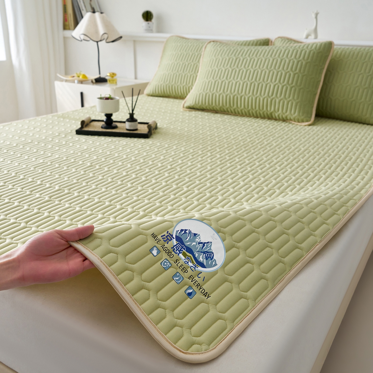 91家纺网 家纺一手货源 找家纺 （总）奇丝雅 2026夏季A类纯色乳胶凉席冰丝席家用双人冰丝凉席可机洗夏天空调席三件套-场景二