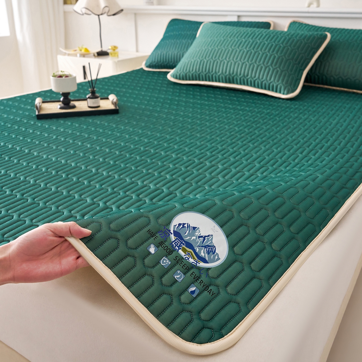 91家纺网 家纺一手货源 找家纺 （总）奇丝雅 2026夏季A类纯色乳胶凉席冰丝席家用双人冰丝凉席可机洗夏天空调席三件套-场景二