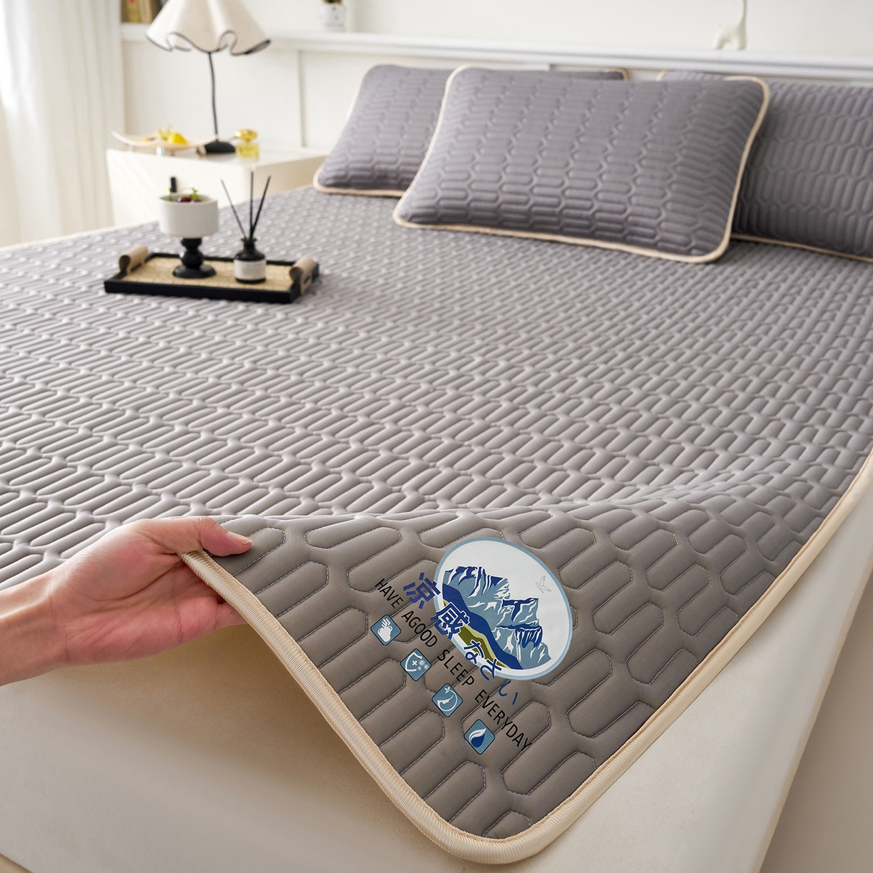 91家纺网 家纺一手货源 找家纺 （总）奇丝雅 2026夏季A类纯色乳胶凉席冰丝席家用双人冰丝凉席可机洗夏天空调席三件套-场景二