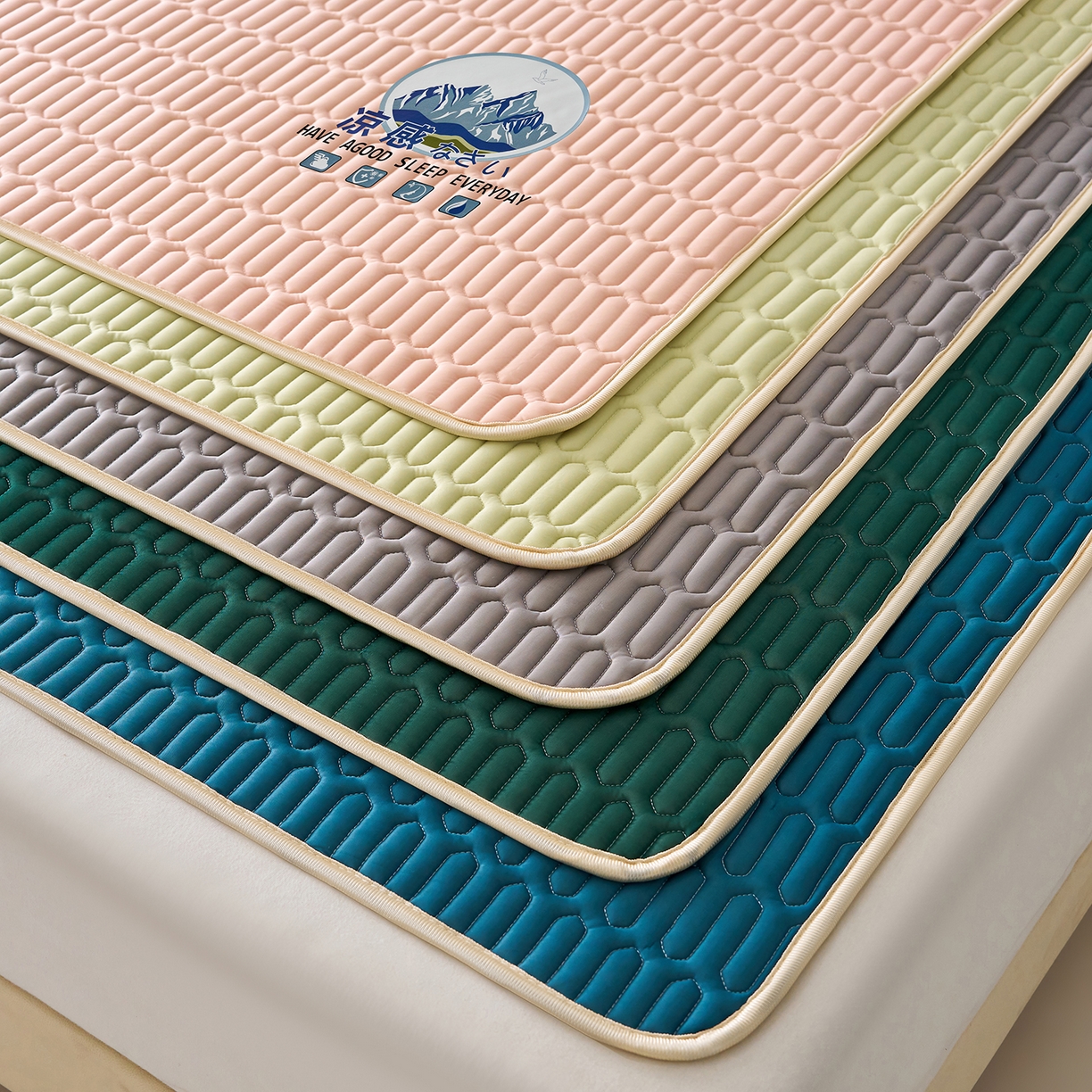 91家纺网 家纺一手货源 找家纺 奇丝雅 2026夏季A类纯色乳胶凉席冰丝席家用双人冰丝凉席可机洗夏天空调席三件套-场景二 组合图仅供展示不可下单