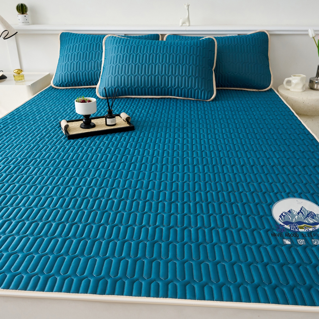 91家纺网 家纺一手货源 找家纺 奇丝雅 2026夏季A类纯色乳胶凉席冰丝席家用双人冰丝凉席可机洗夏天空调席三件套-场景二 富士山-典雅蓝