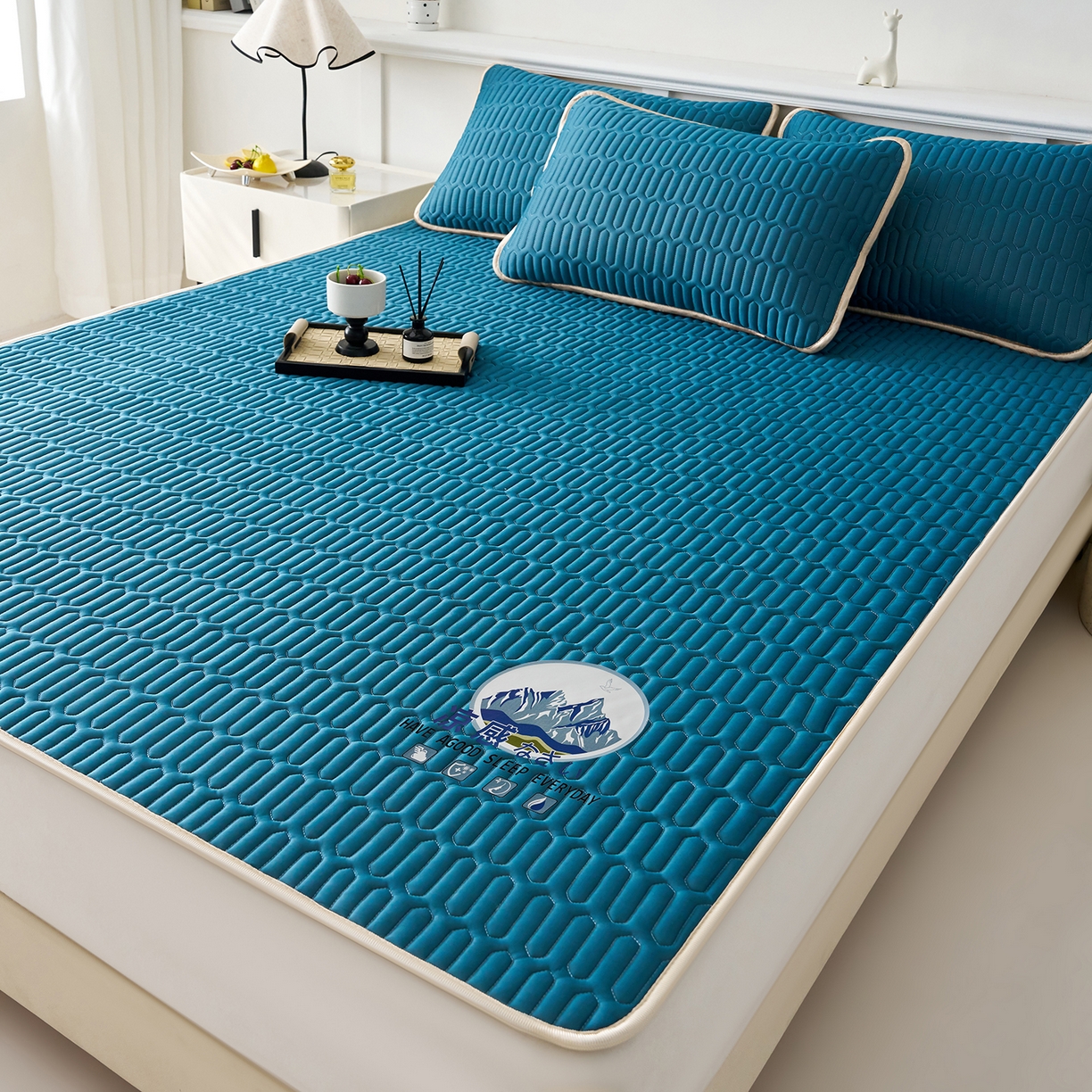 91家纺网 家纺一手货源 找家纺 奇丝雅 2026夏季A类纯色乳胶凉席冰丝席家用双人冰丝凉席可机洗夏天空调席三件套-场景二 富士山-典雅蓝