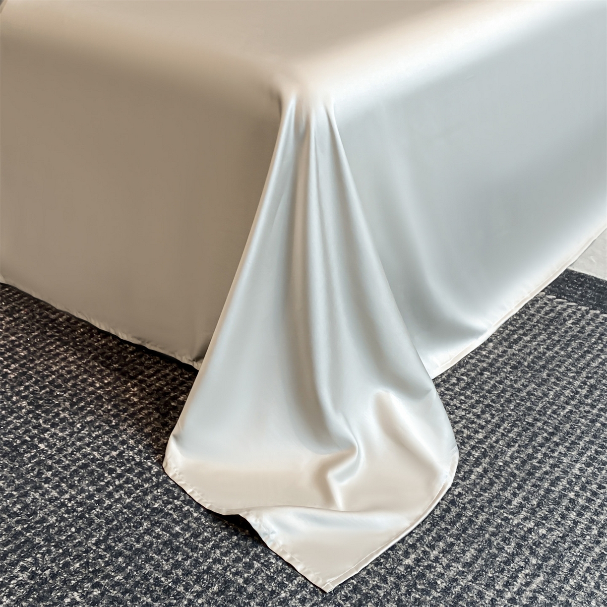 91家纺网 家纺一手货源 找家纺 无界 2026新款水洗真丝夏被-雪花绗缝压线-莱拉 莱拉 奶茶色+冰川灰