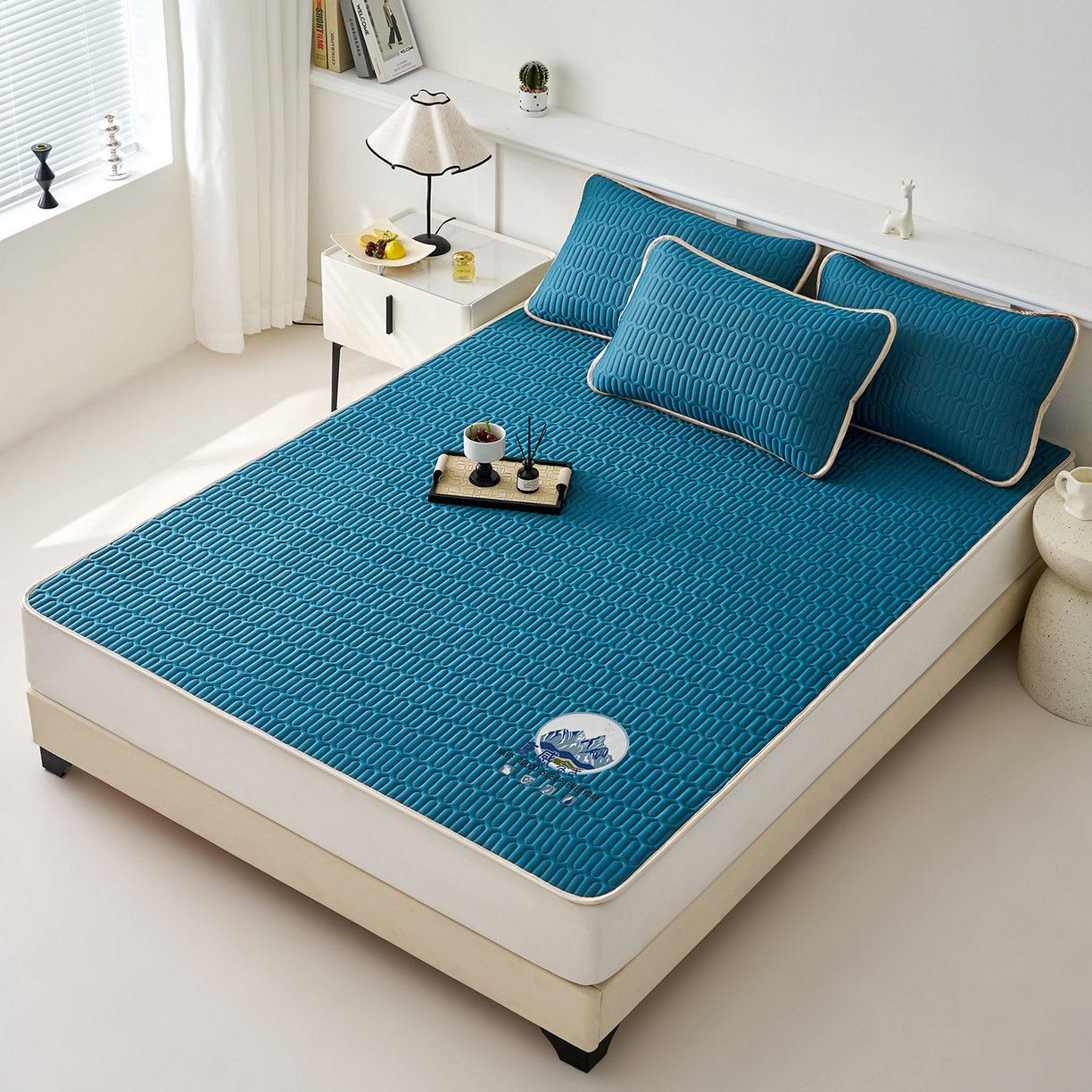 91家纺网 家纺一手货源 找家纺 奇丝雅 2026夏季A类纯色乳胶凉席冰丝席家用双人冰丝凉席可机洗夏天空调席三件套-场景二 富士山-典雅蓝