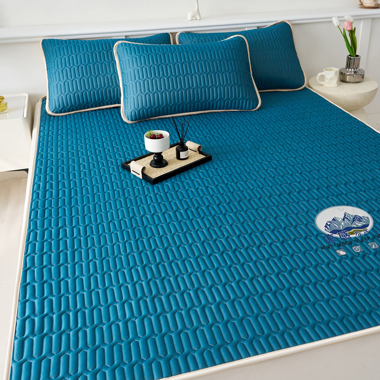 91家纺网 家纺一手货源 找家纺 奇丝雅 2026夏季A类纯色乳胶凉席冰丝席家用双人冰丝凉席可机洗夏天空调席三件套-场景二 富士山-典雅蓝