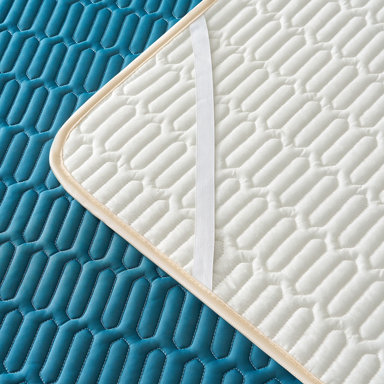 91家纺网 家纺一手货源 找家纺 奇丝雅 2026夏季A类纯色乳胶凉席冰丝席家用双人冰丝凉席可机洗夏天空调席三件套-场景二 富士山-典雅蓝