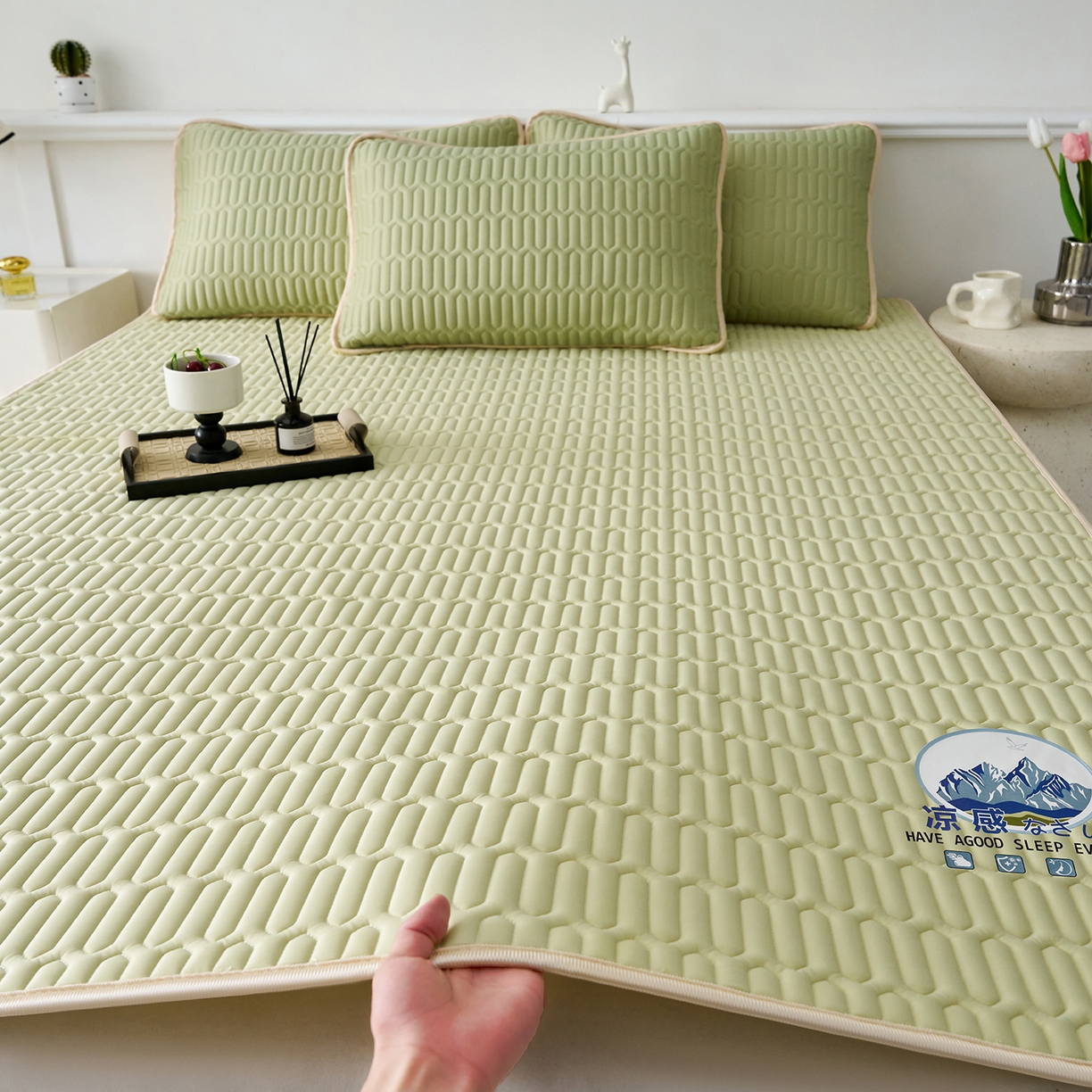 91家纺网 家纺一手货源 找家纺 奇丝雅 2026夏季A类纯色乳胶凉席冰丝席家用双人冰丝凉席可机洗夏天空调席三件套-场景二 富士山-果绿