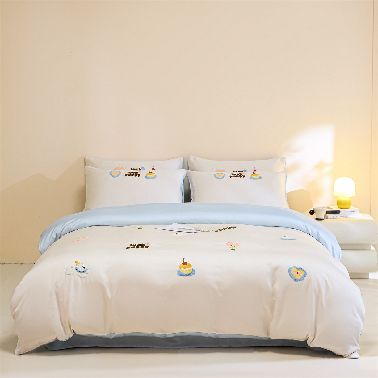 91家纺网 家纺一手货源 找家纺 DC 2026新款天丝立体毛巾绣四件套 毛巾绣-元气白桃+婴儿蓝（初夏小狗）