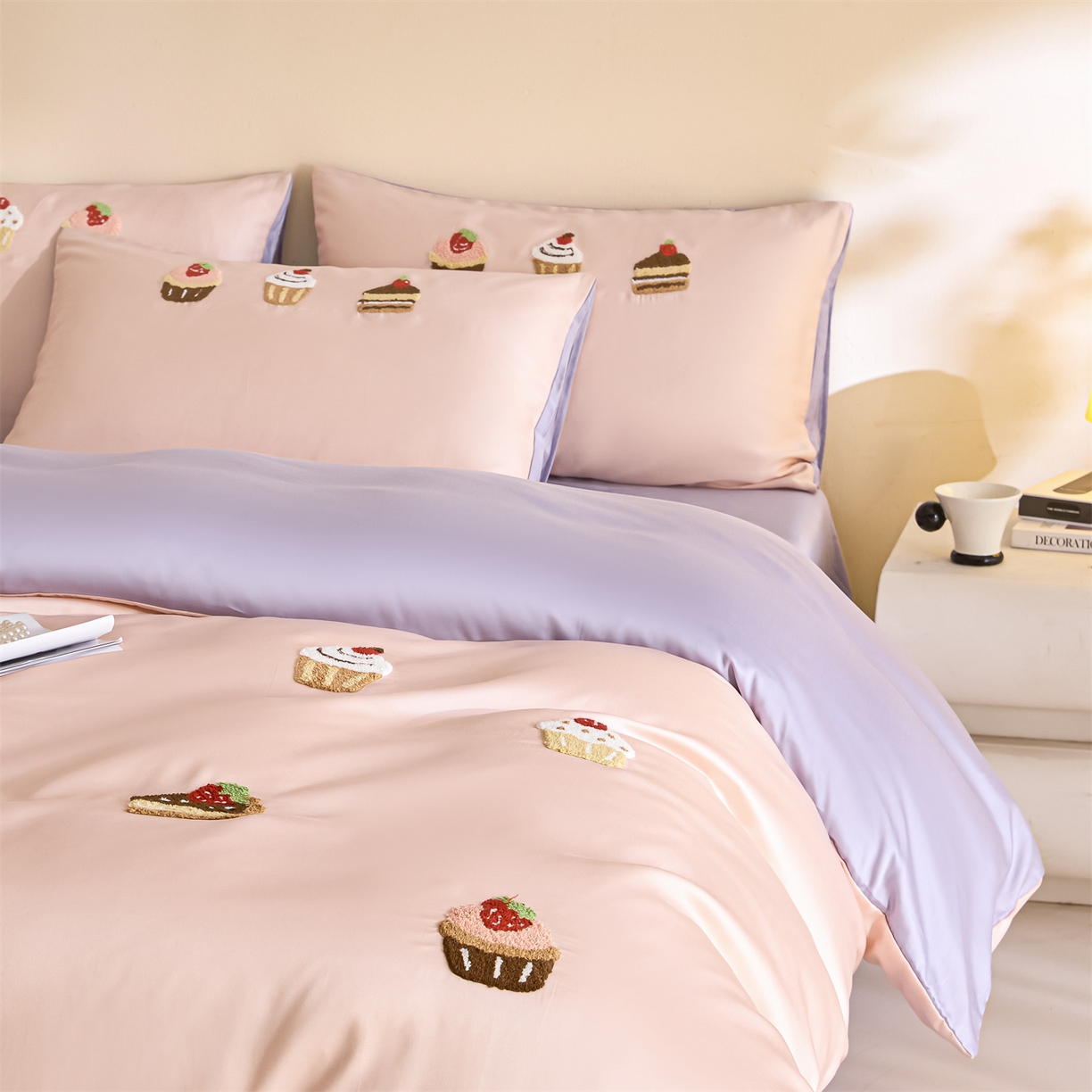 91家纺网 家纺一手货源 找家纺 DC 2026新款天丝立体毛巾绣四件套 毛巾绣-半熟蜜桃+风信紫（丝绒蛋糕）