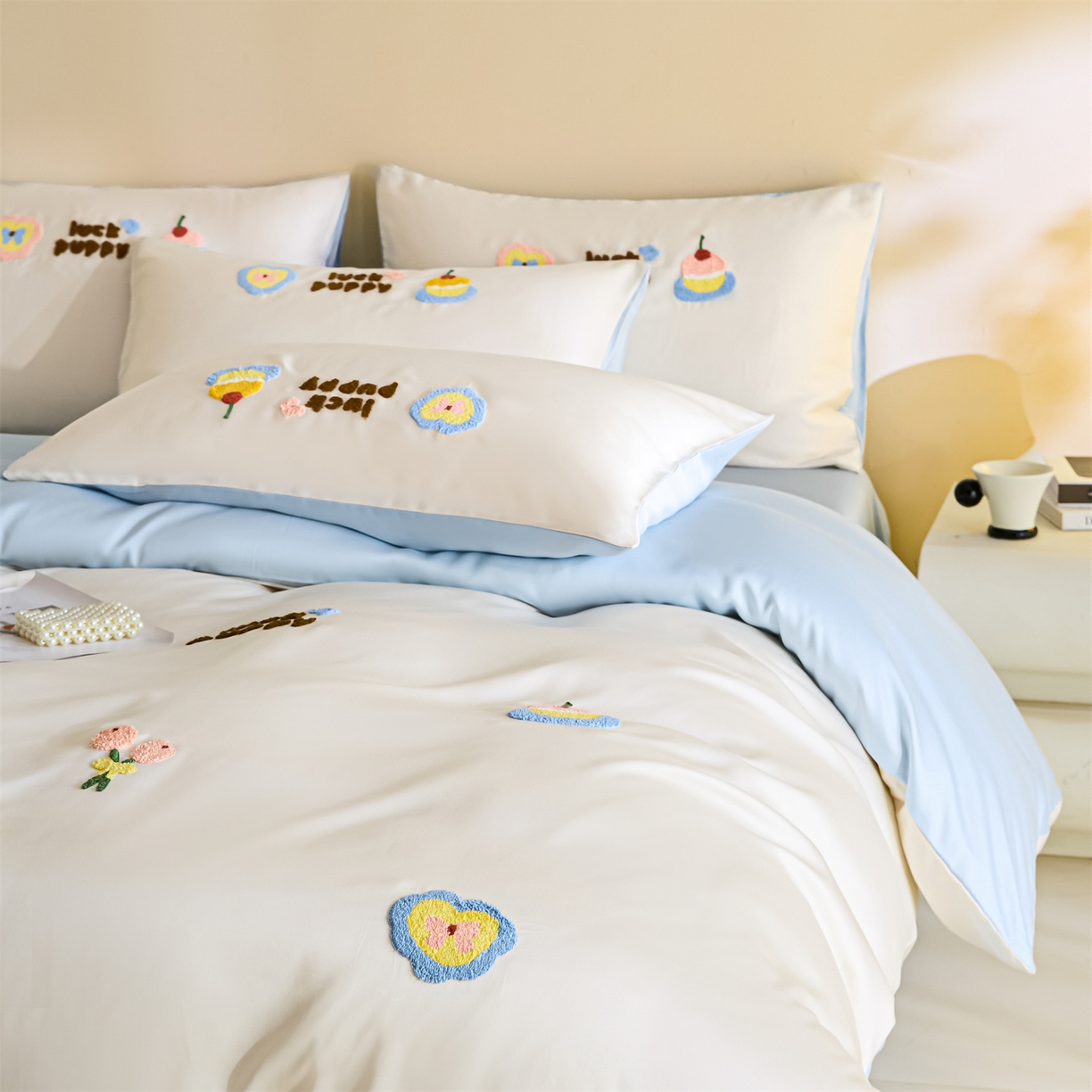 91家纺网 家纺一手货源 找家纺 DC 2026新款天丝立体毛巾绣四件套 毛巾绣-元气白桃+婴儿蓝（初夏小狗）