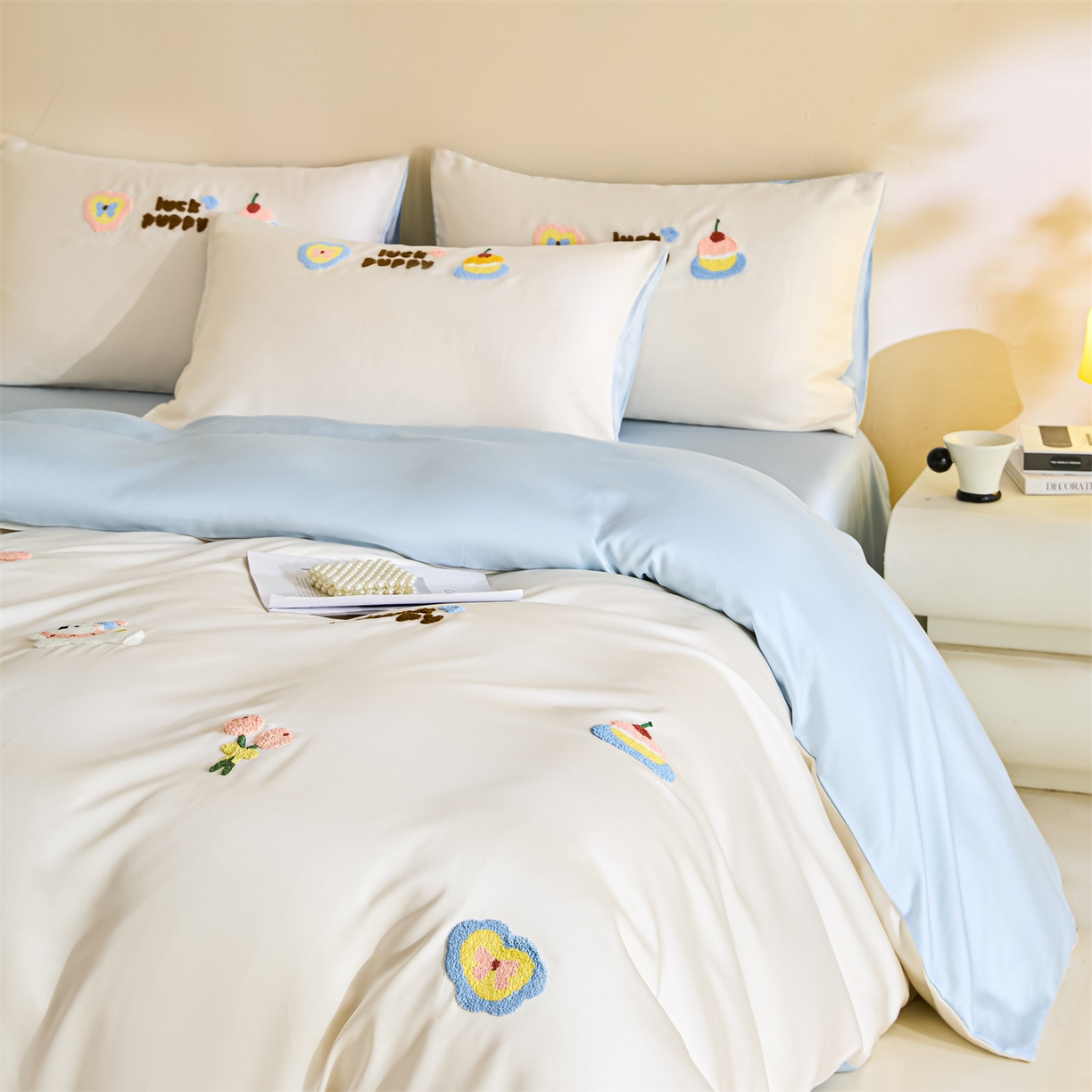 91家纺网 家纺一手货源 找家纺 DC 2026新款天丝立体毛巾绣四件套 毛巾绣-元气白桃+婴儿蓝（初夏小狗）