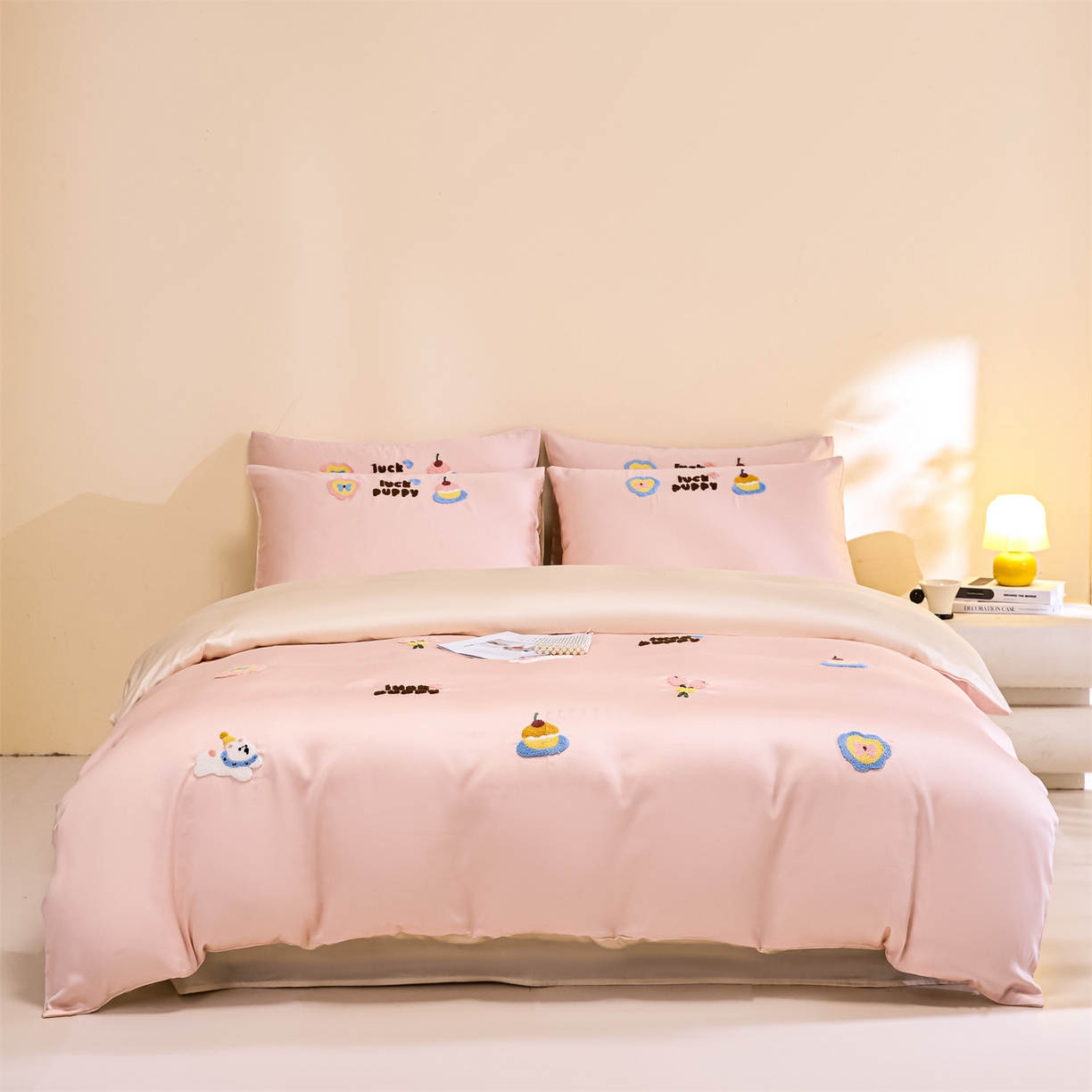 91家纺网 家纺一手货源 找家纺 DC 2026新款天丝立体毛巾绣四件套 毛巾绣-半熟蜜桃+元气白桃（初夏小狗）