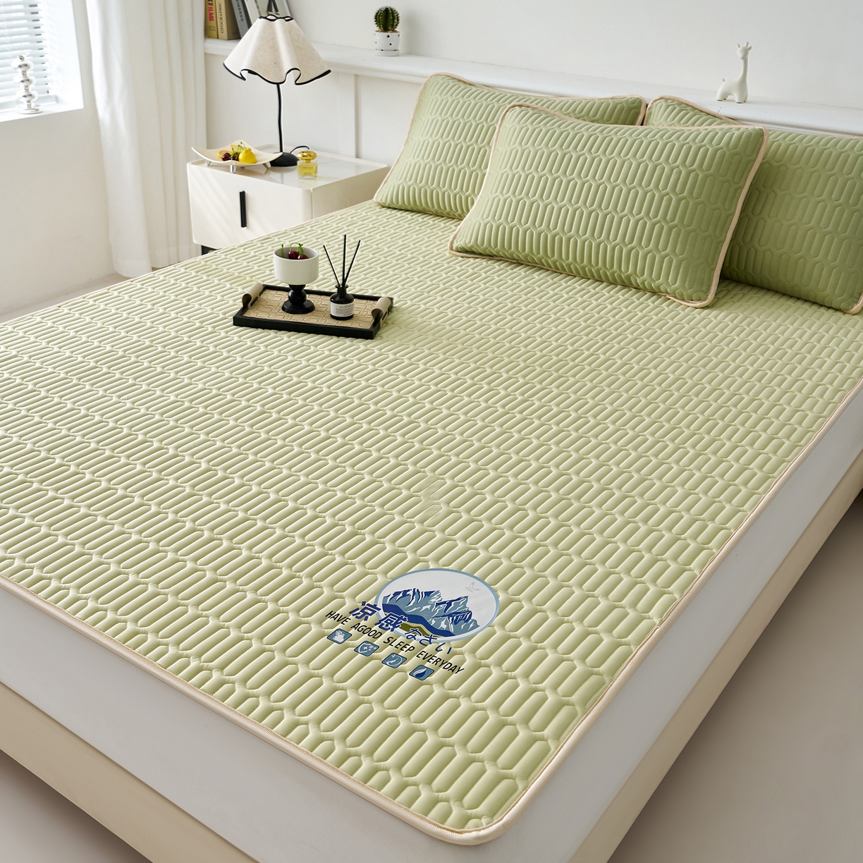 91家纺网 家纺一手货源 找家纺 奇丝雅 2026夏季A类纯色乳胶凉席冰丝席家用双人冰丝凉席可机洗夏天空调席三件套-场景二 富士山-果绿