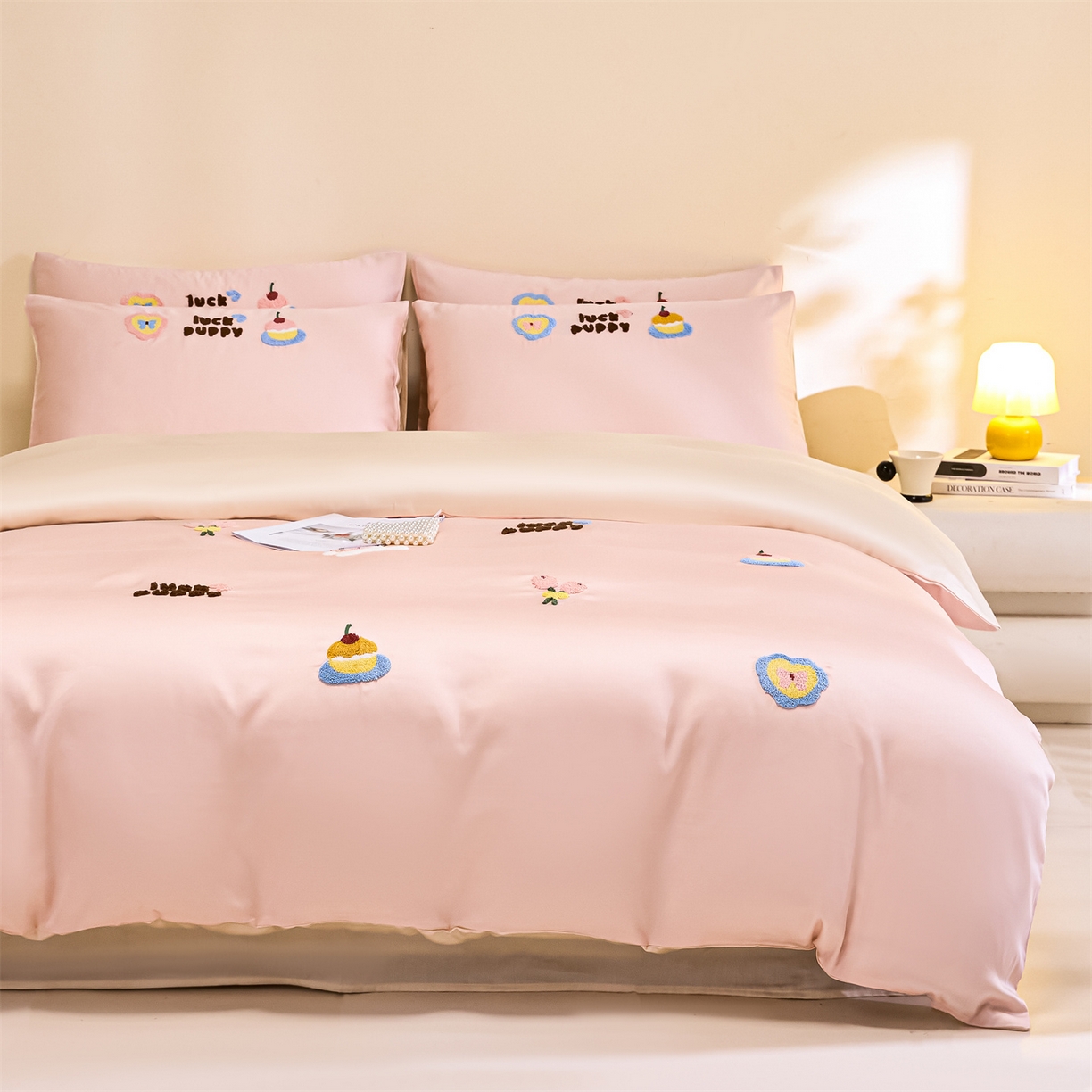 91家纺网 家纺一手货源 找家纺 DC 2026新款天丝立体毛巾绣四件套 毛巾绣-半熟蜜桃+元气白桃（初夏小狗）