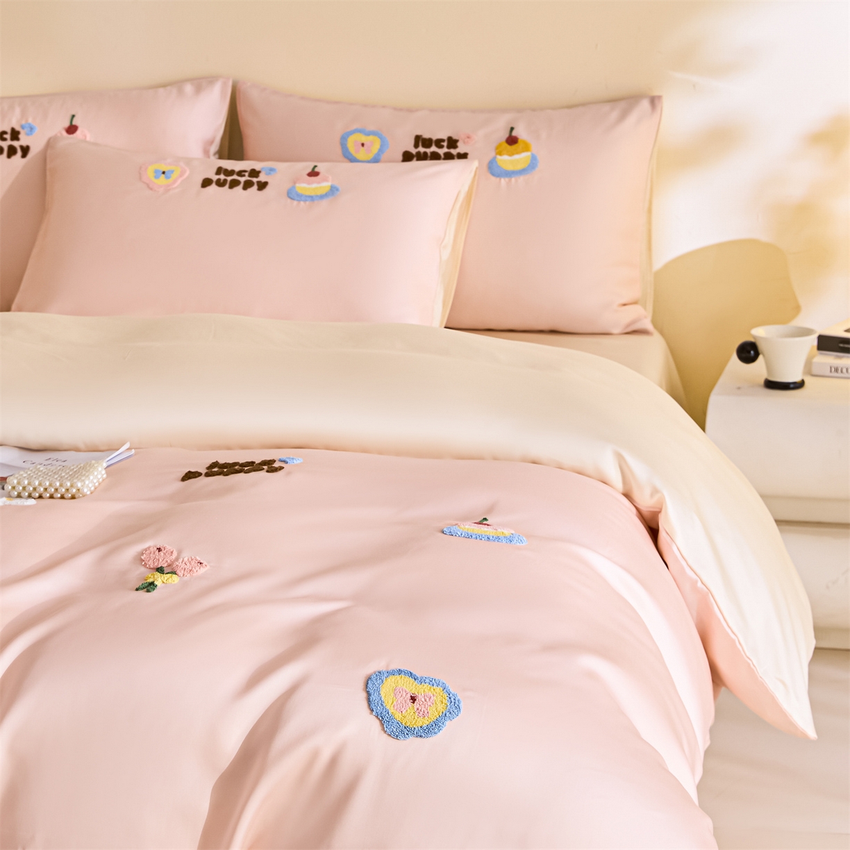 91家纺网 家纺一手货源 找家纺 DC 2026新款天丝立体毛巾绣四件套 毛巾绣-半熟蜜桃+元气白桃（初夏小狗）