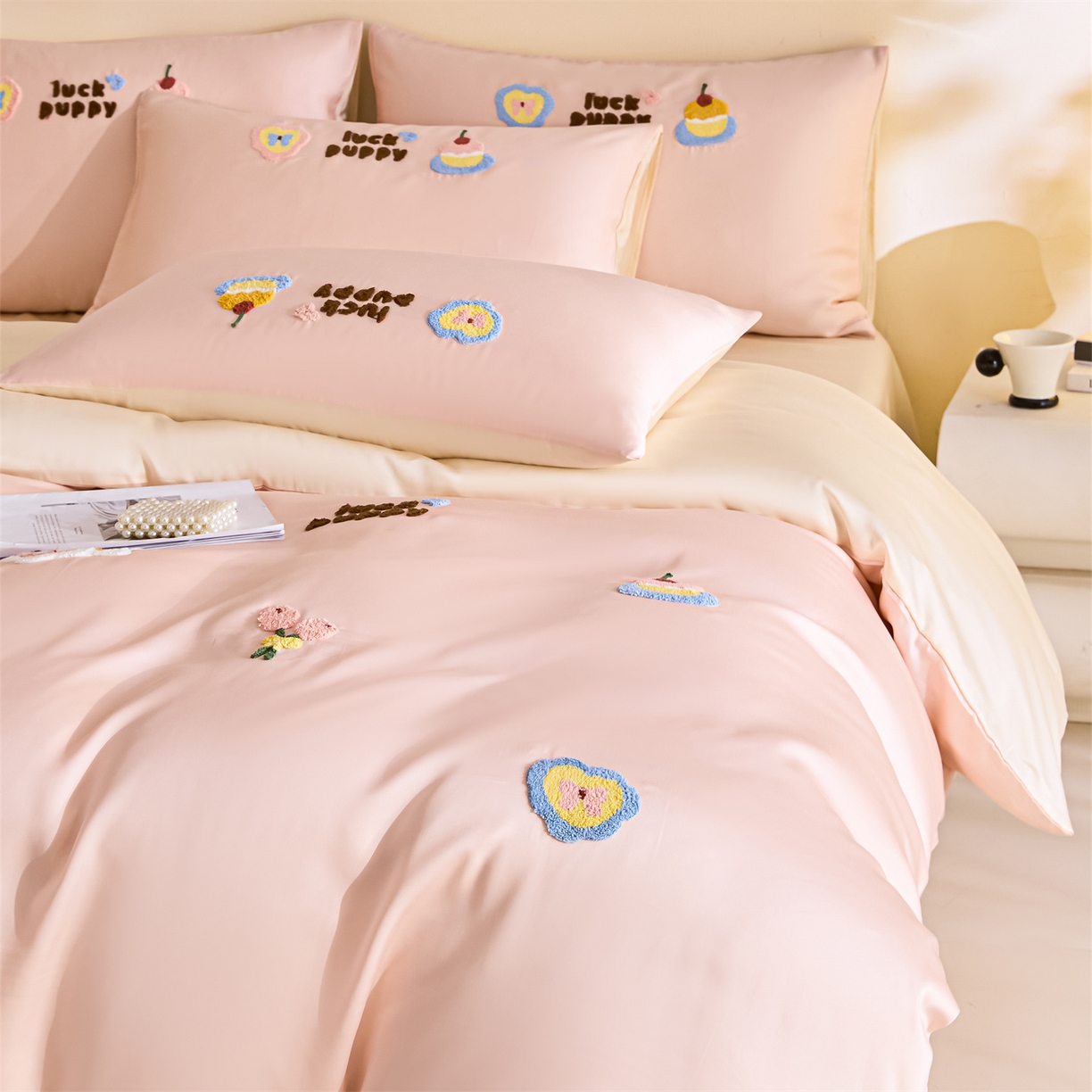 91家纺网 家纺一手货源 找家纺 DC 2026新款天丝立体毛巾绣四件套 毛巾绣-半熟蜜桃+元气白桃（初夏小狗）