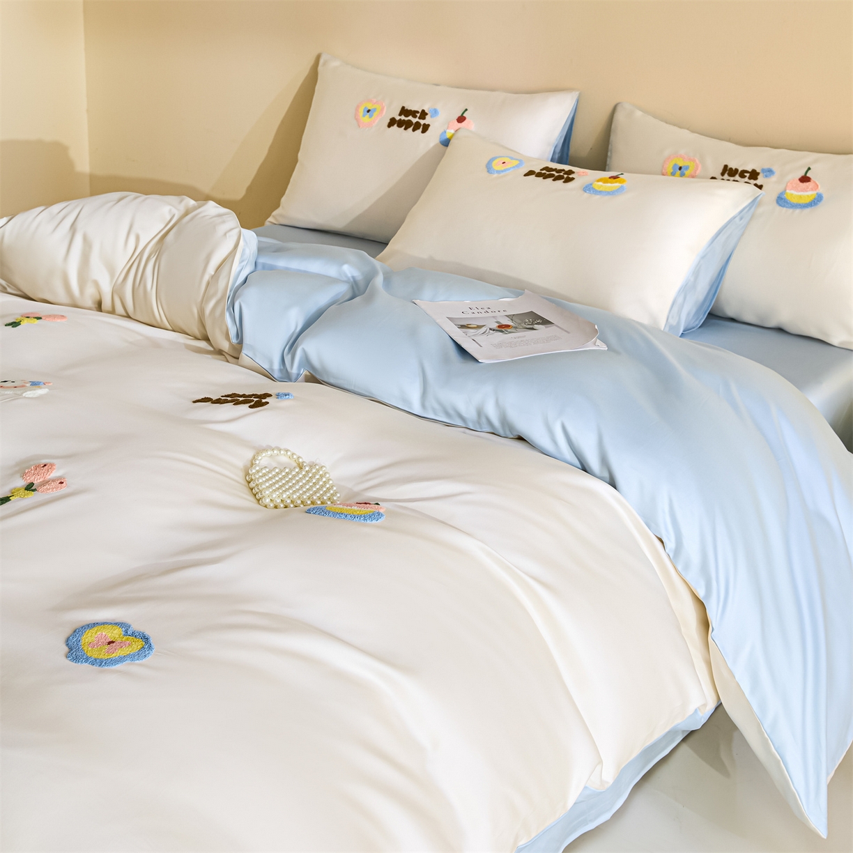 91家纺网 家纺一手货源 找家纺 DC 2026新款天丝立体毛巾绣四件套 毛巾绣-元气白桃+婴儿蓝（初夏小狗）