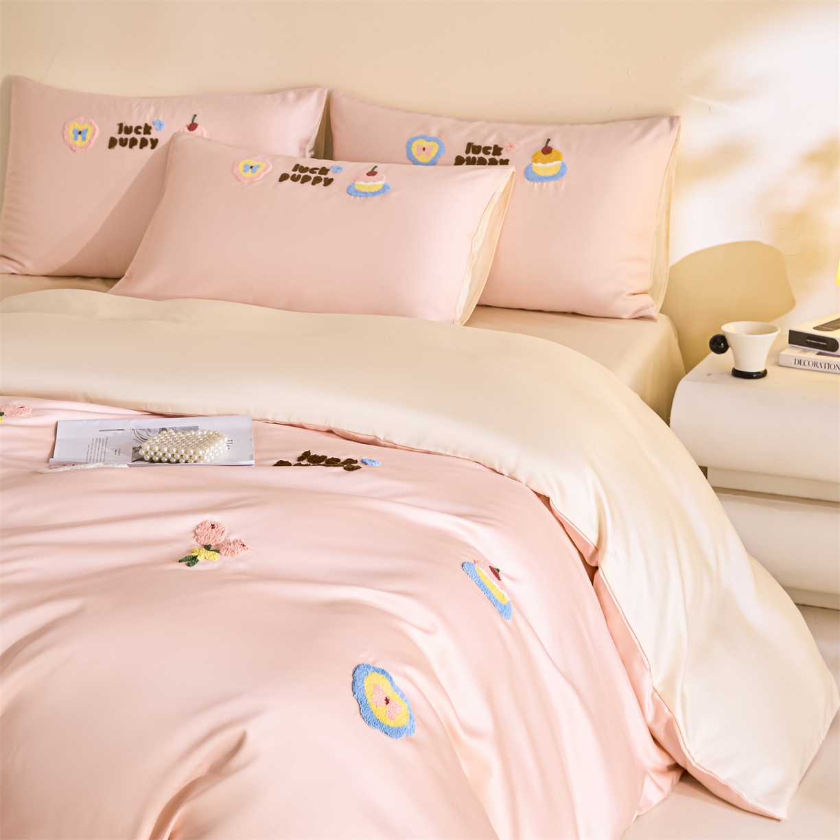 91家纺网 家纺一手货源 找家纺 DC 2026新款天丝立体毛巾绣四件套 毛巾绣-半熟蜜桃+元气白桃（初夏小狗）