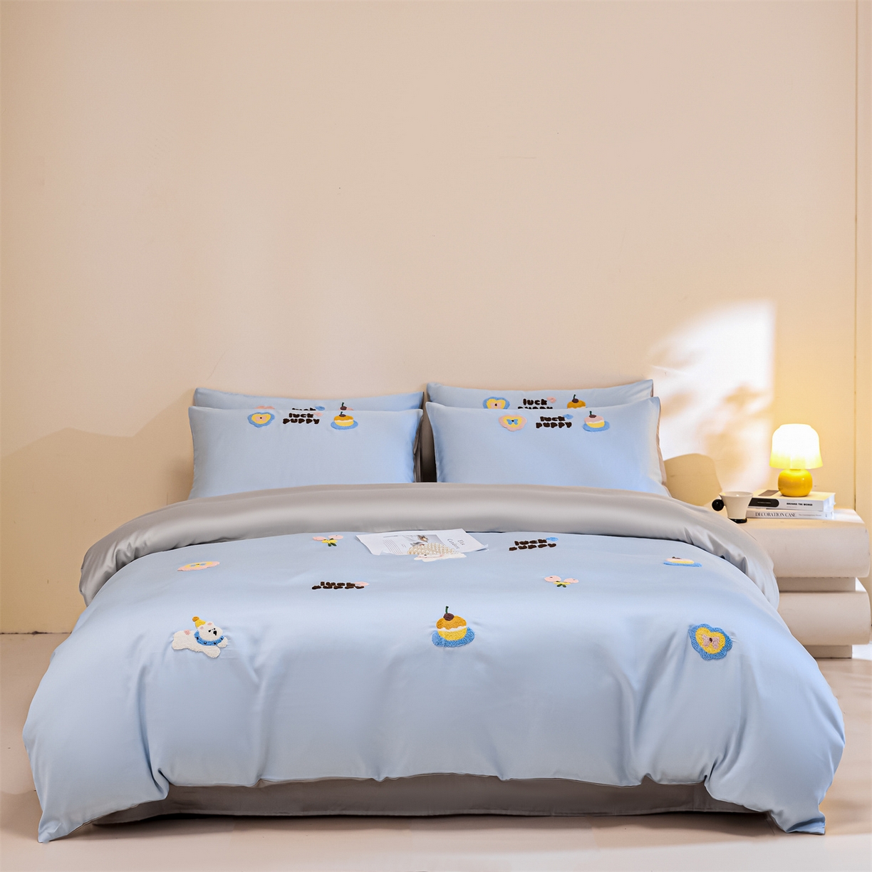 91家纺网 家纺一手货源 找家纺 DC 2026新款天丝立体毛巾绣四件套 毛巾绣-婴儿蓝+冰川灰（初夏小狗）