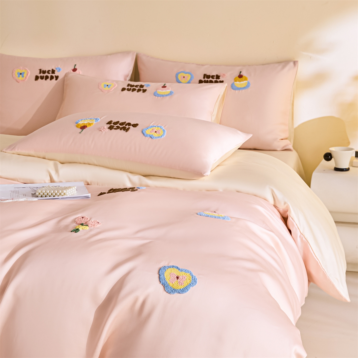 91家纺网 家纺一手货源 找家纺 DC 2026新款天丝立体毛巾绣四件套 毛巾绣-半熟蜜桃+元气白桃（初夏小狗）