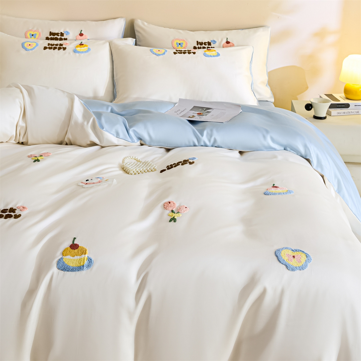 91家纺网 家纺一手货源 找家纺 DC 2026新款天丝立体毛巾绣四件套 毛巾绣-元气白桃+婴儿蓝（初夏小狗）