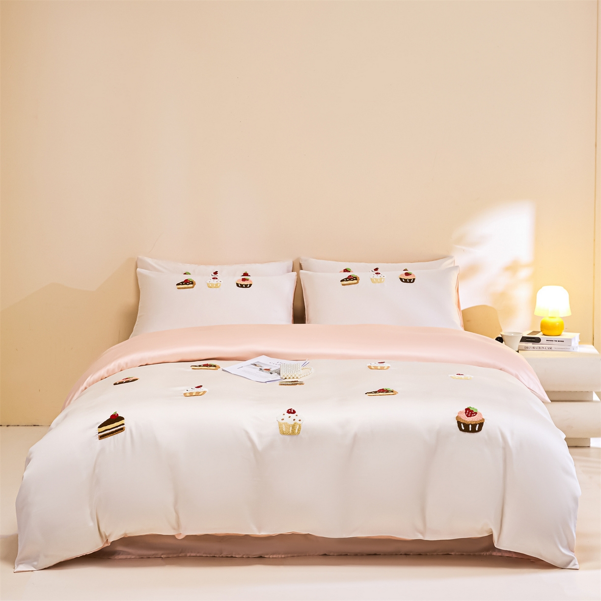 91家纺网 家纺一手货源 找家纺 DC 2026新款天丝立体毛巾绣四件套 毛巾绣-元气白桃+半熟蜜桃（丝绒蛋糕）