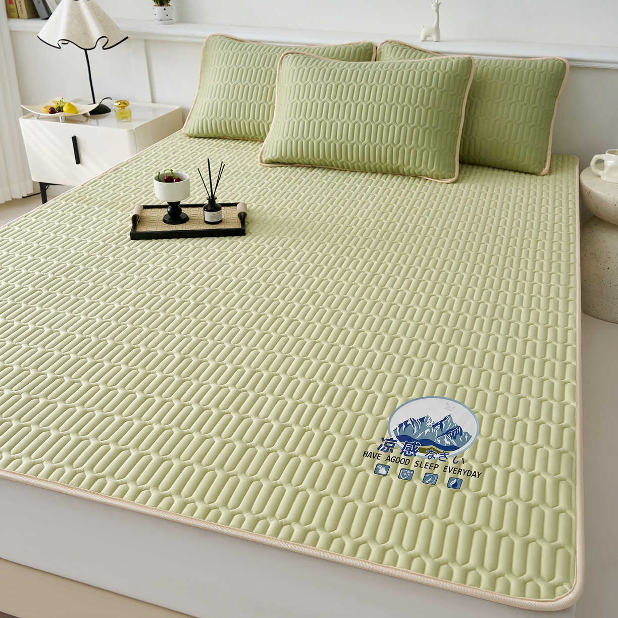 91家纺网 家纺一手货源 找家纺 奇丝雅 2026夏季A类纯色乳胶凉席冰丝席家用双人冰丝凉席可机洗夏天空调席三件套-场景二 富士山-果绿