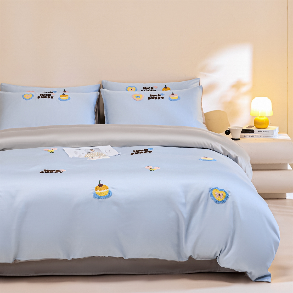 91家纺网 家纺一手货源 找家纺 DC 2026新款天丝立体毛巾绣四件套 毛巾绣-婴儿蓝+冰川灰（初夏小狗）