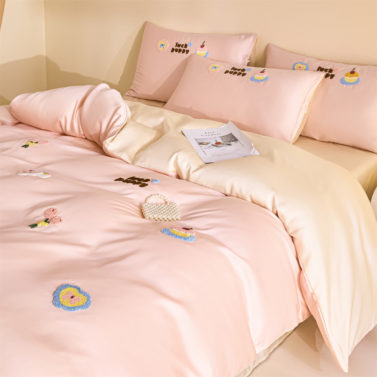 91家纺网 家纺一手货源 找家纺 DC 2026新款天丝立体毛巾绣四件套 毛巾绣-半熟蜜桃+元气白桃（初夏小狗）