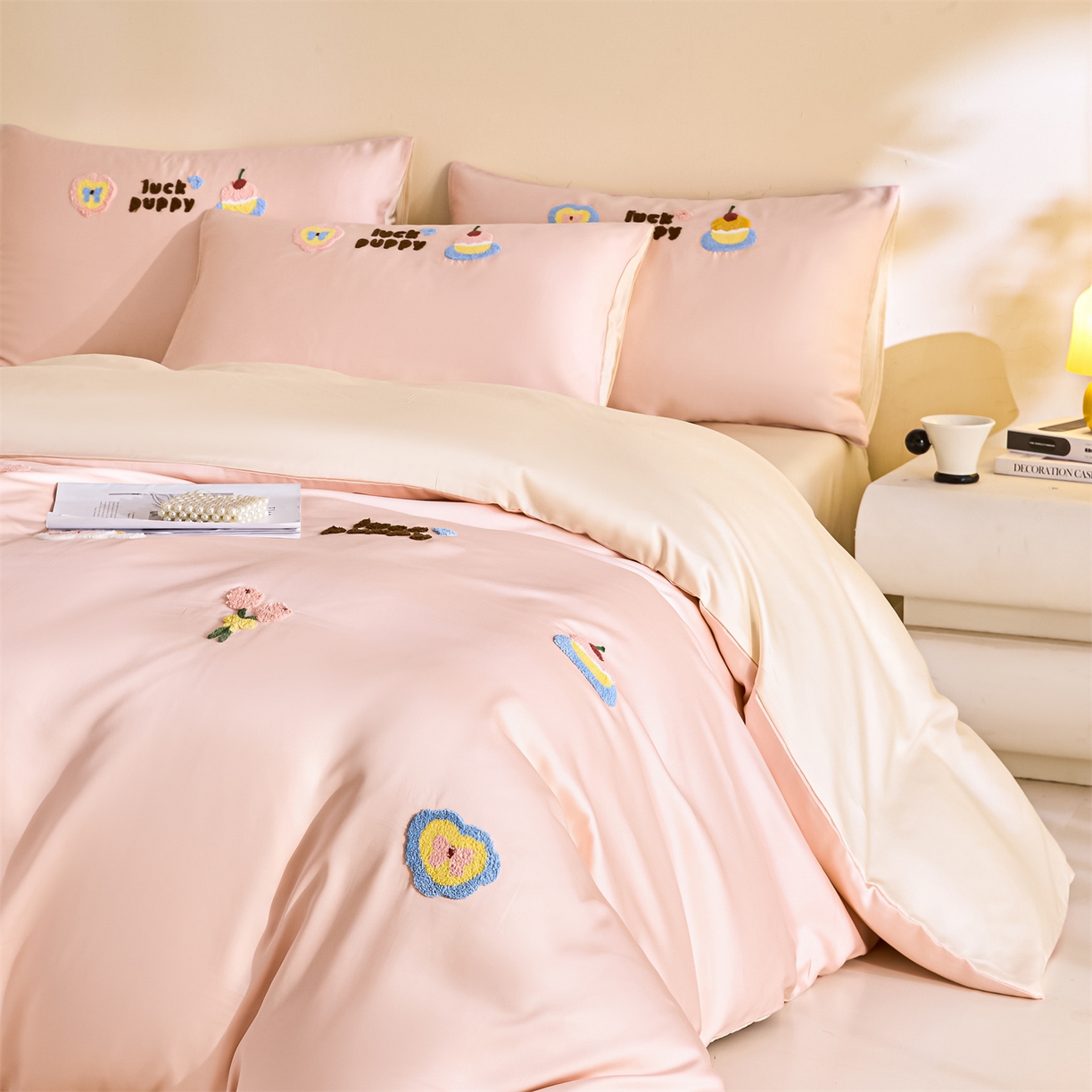 91家纺网 家纺一手货源 找家纺 DC 2026新款天丝立体毛巾绣四件套 毛巾绣-半熟蜜桃+元气白桃（初夏小狗）