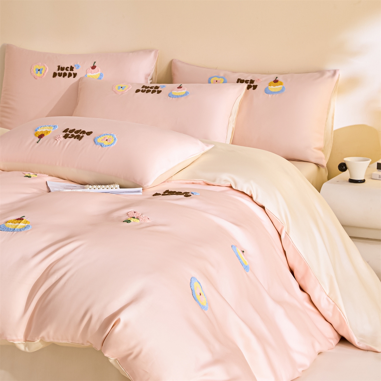 91家纺网 家纺一手货源 找家纺 DC 2026新款天丝立体毛巾绣四件套 毛巾绣-半熟蜜桃+元气白桃（初夏小狗）