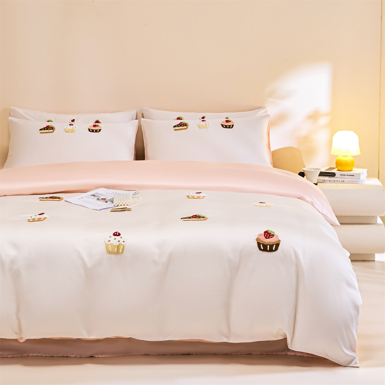 91家纺网 家纺一手货源 找家纺 DC 2026新款天丝立体毛巾绣四件套 毛巾绣-元气白桃+半熟蜜桃（丝绒蛋糕）