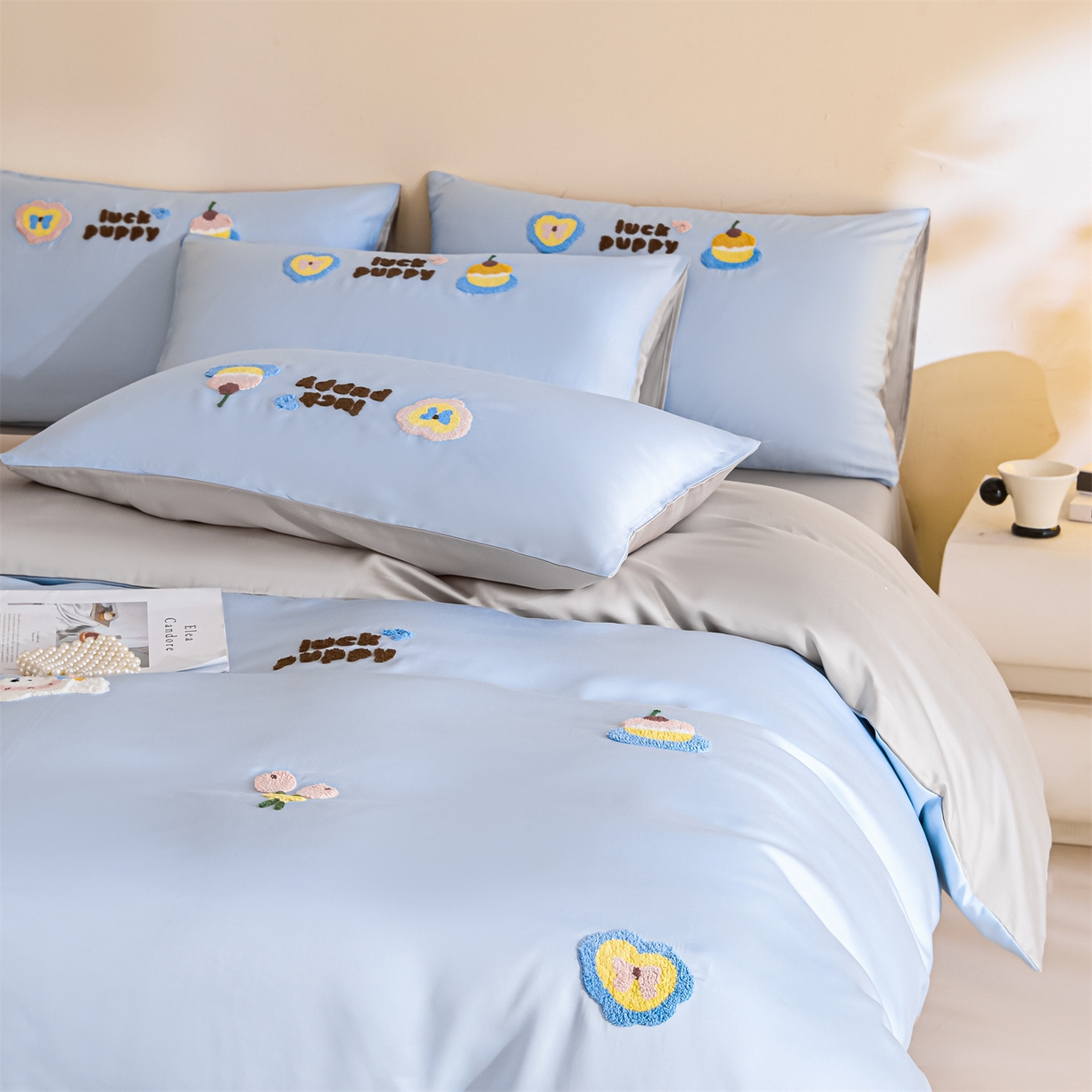 91家纺网 家纺一手货源 找家纺 DC 2026新款天丝立体毛巾绣四件套 毛巾绣-婴儿蓝+冰川灰（初夏小狗）