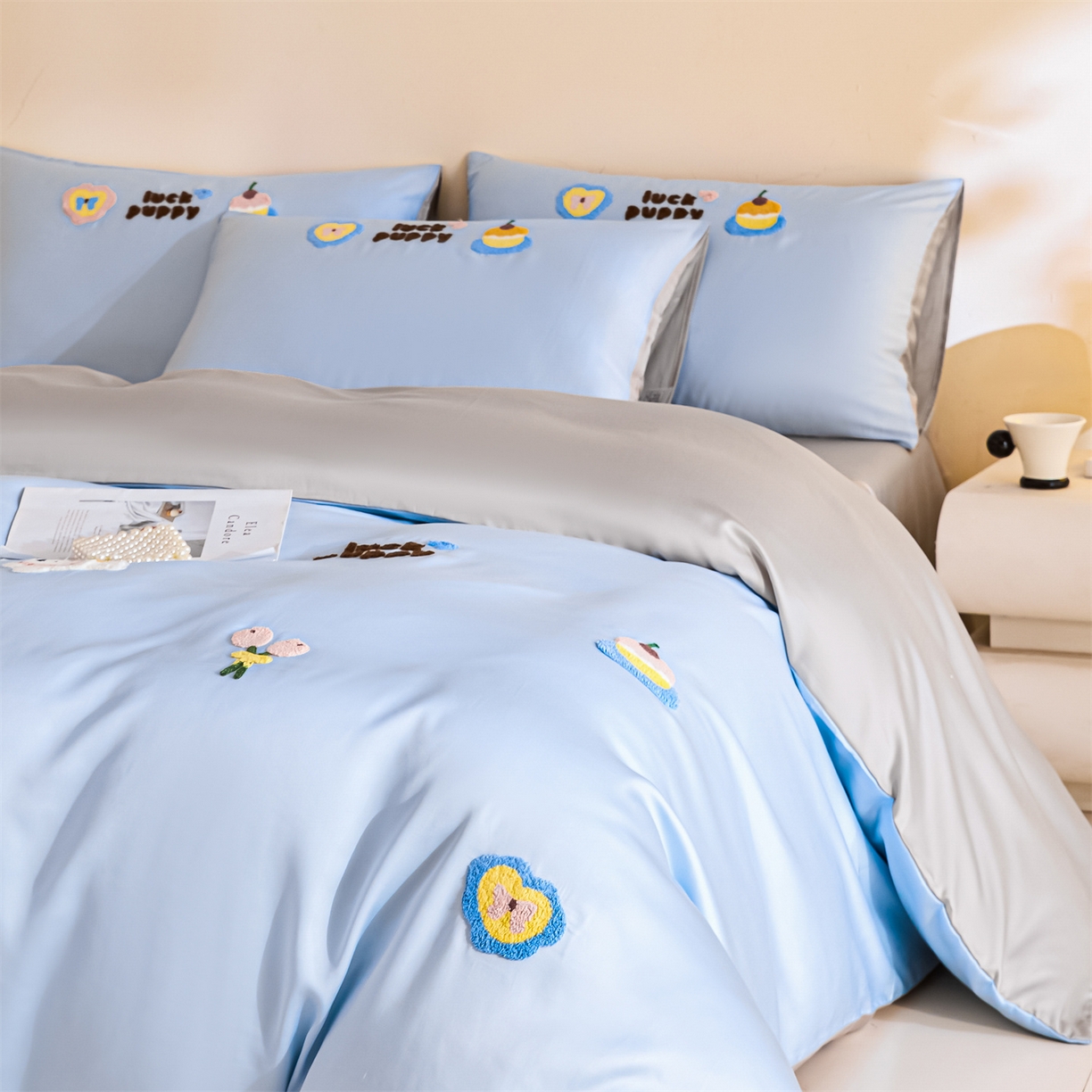 91家纺网 家纺一手货源 找家纺 DC 2026新款天丝立体毛巾绣四件套 毛巾绣-婴儿蓝+冰川灰（初夏小狗）