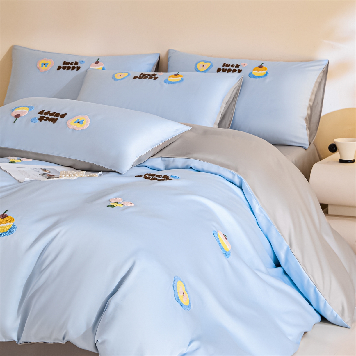 91家纺网 家纺一手货源 找家纺 DC 2026新款天丝立体毛巾绣四件套 毛巾绣-婴儿蓝+冰川灰（初夏小狗）