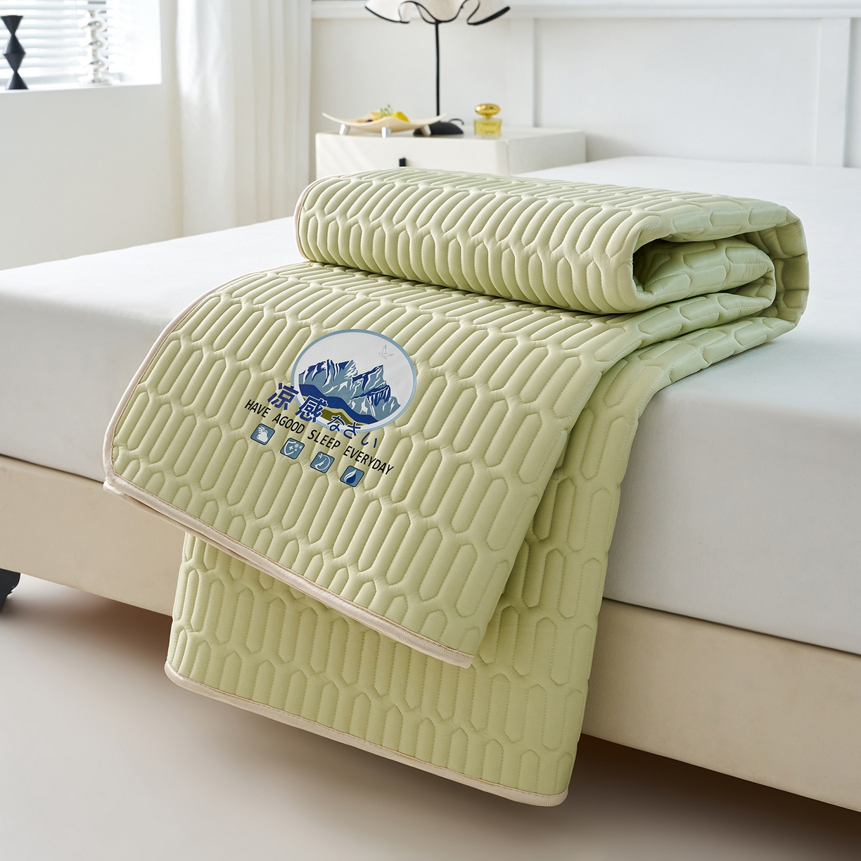 91家纺网 家纺一手货源 找家纺 奇丝雅 2026夏季A类纯色乳胶凉席冰丝席家用双人冰丝凉席可机洗夏天空调席三件套-场景二 富士山-果绿