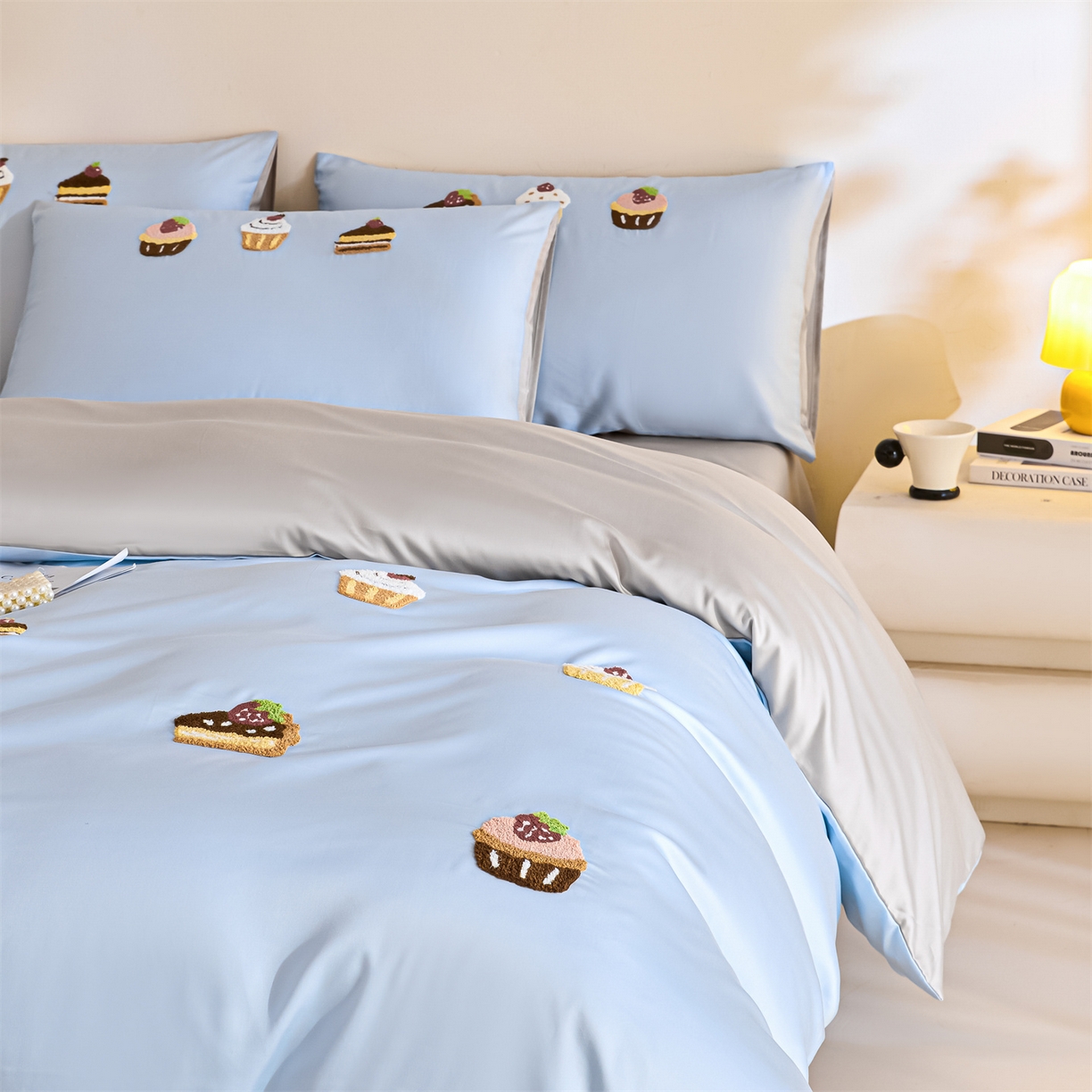 91家纺网 家纺一手货源 找家纺 DC 2026新款天丝立体毛巾绣四件套 毛巾绣-婴儿蓝+冰川灰（丝绒蛋糕）