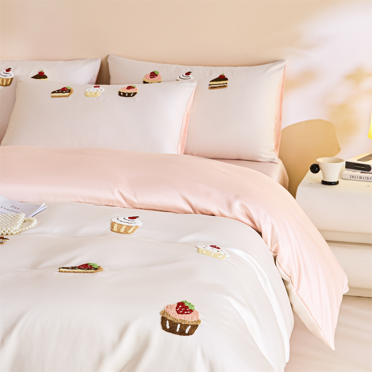 91家纺网 家纺一手货源 找家纺 DC 2026新款天丝立体毛巾绣四件套 毛巾绣-元气白桃+半熟蜜桃（丝绒蛋糕）