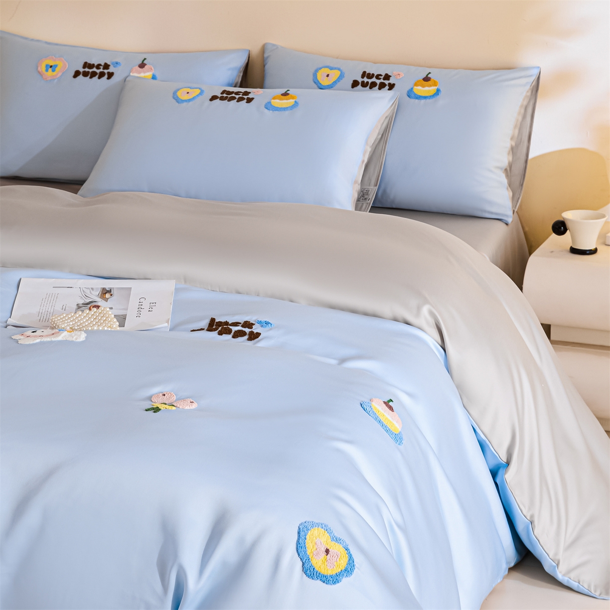 91家纺网 家纺一手货源 找家纺 DC 2026新款天丝立体毛巾绣四件套 毛巾绣-婴儿蓝+冰川灰（初夏小狗）