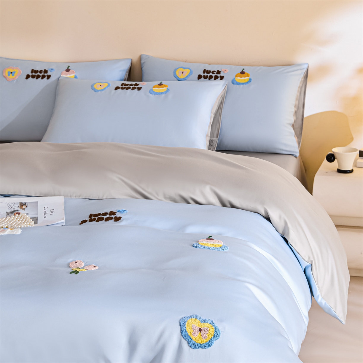 91家纺网 家纺一手货源 找家纺 DC 2026新款天丝立体毛巾绣四件套 毛巾绣-婴儿蓝+冰川灰（初夏小狗）