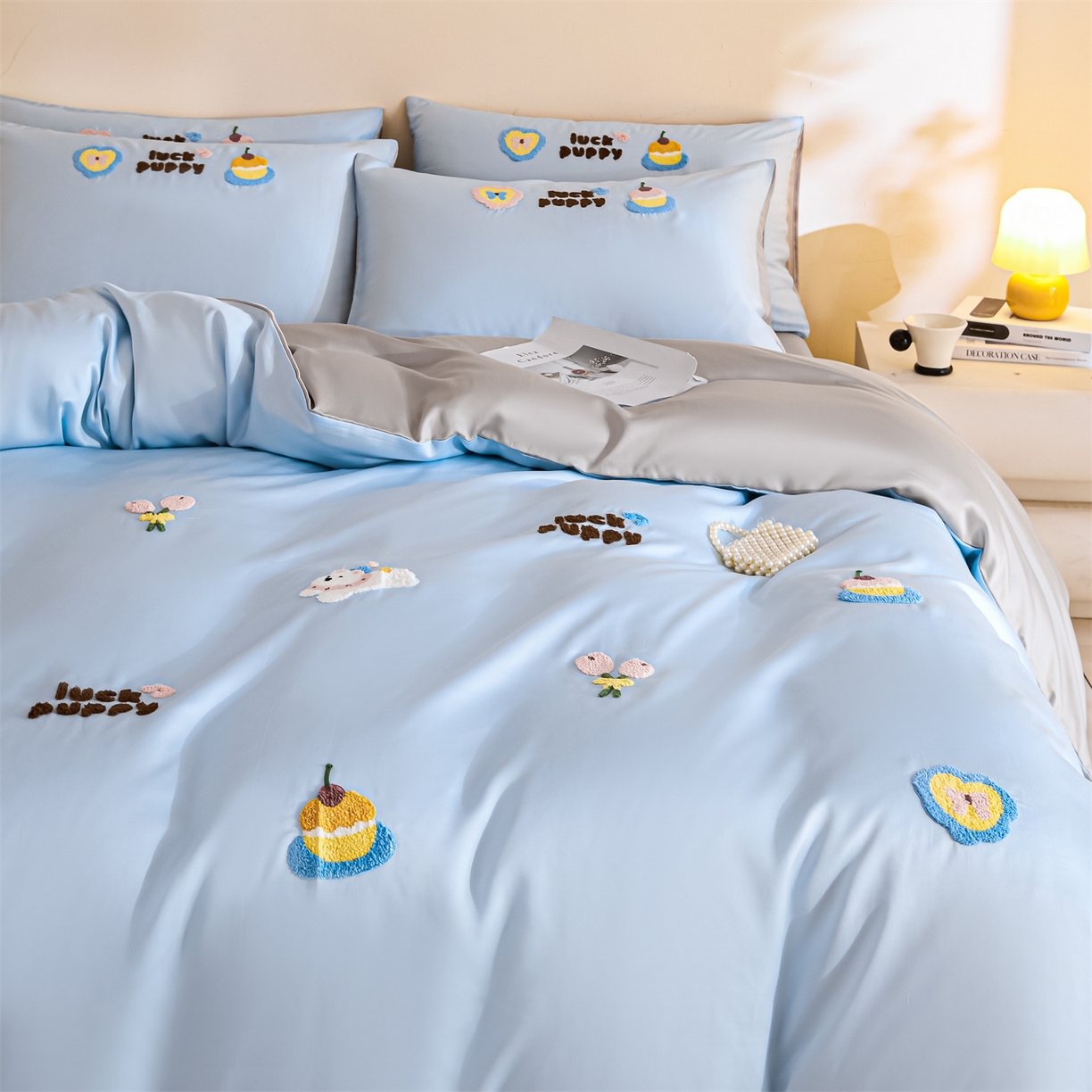 91家纺网 家纺一手货源 找家纺 DC 2026新款天丝立体毛巾绣四件套 毛巾绣-婴儿蓝+冰川灰（初夏小狗）